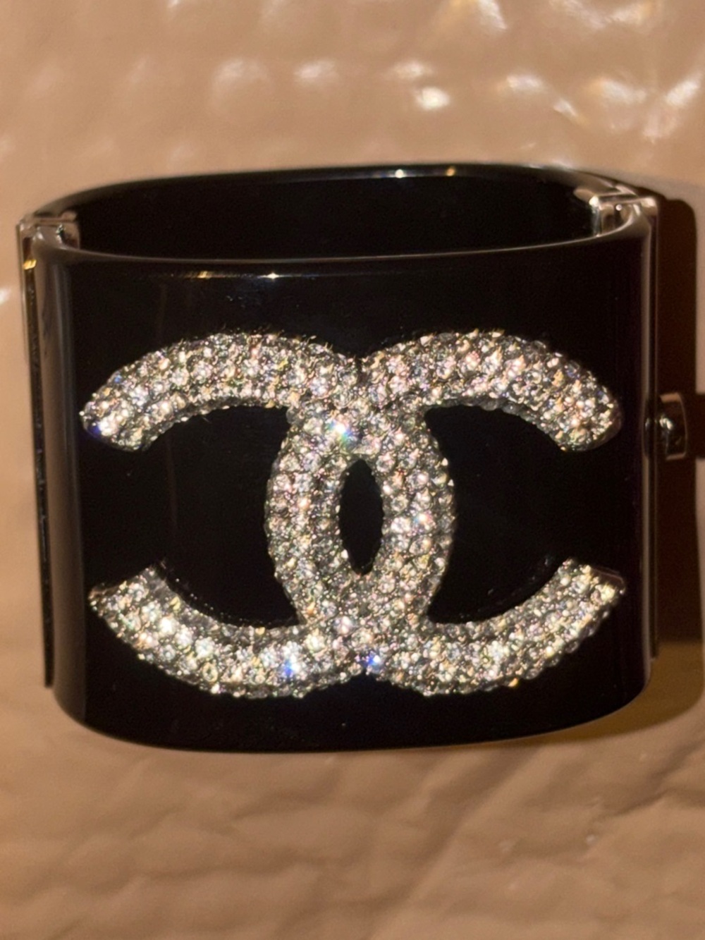 🆕!!!🪩 CHANEL CC Cuff + Box 📦 10/10 🪩